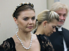 «Кормят вкусно? Что-то не видно, худенькие такие»: Алина Кабаева провела 1 сентября с ученицами