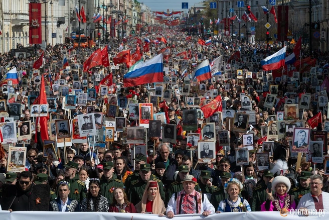 После трехлетнего перерыва по Невскому снова прошел «Бессмертный полк» | Источник: Андрей Бок / FONTANKA.RU