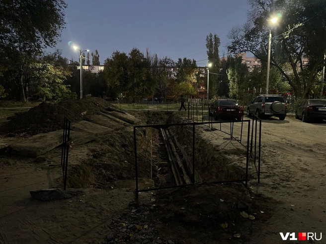 Траншею раскопали ещё в начале октября, но после совсем про неё позабыли | Источник: Читатели V1.RU