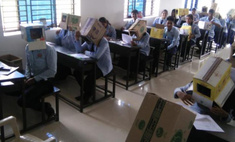Индийских школьников заставили надеть на головы картонные коробки, чтобы не списывали на экзамене