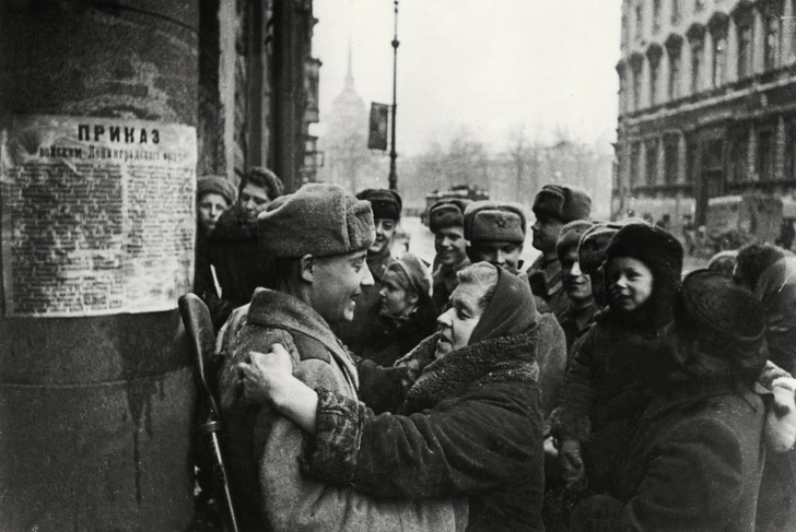 Женщина обнимает красноармейца. 27 января 1944 года | Источник: akg-images