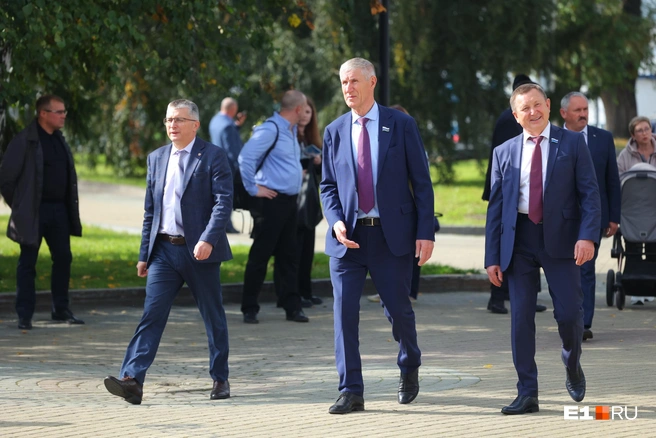 Депутат свердловского заксобрания Михаил Копытов (в центре) со своими коллегами | Источник: Владислав Лоншаков / E1.RU