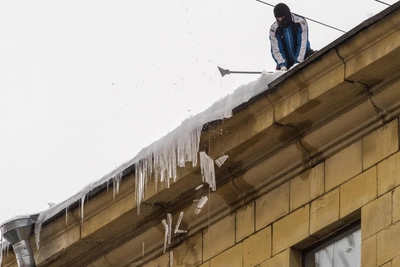 В Альметьевске школа привлекла родителей к уборке снега с крыши