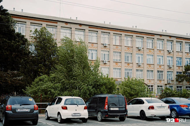 Школа в поселке одна, но очень большая | Источник: Дарья Паращенко / 93.RU