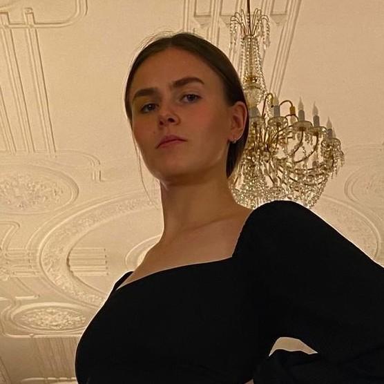 Близкие простились с 22-летней акробаткой Викторией Баландиной, погибшей при падении с аттракциона «Колесо смерти»