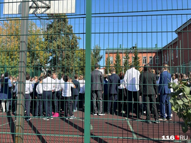 Такой вид открывался родителям за забором | Источник: Регина Алтынбаева / 116.RU