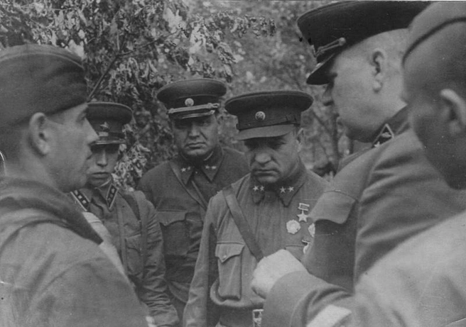 Генерал-майор А. Лизюков (в центре) незадолго до гибели | Источник: Портал «Герои страны» / warheroes.ru
