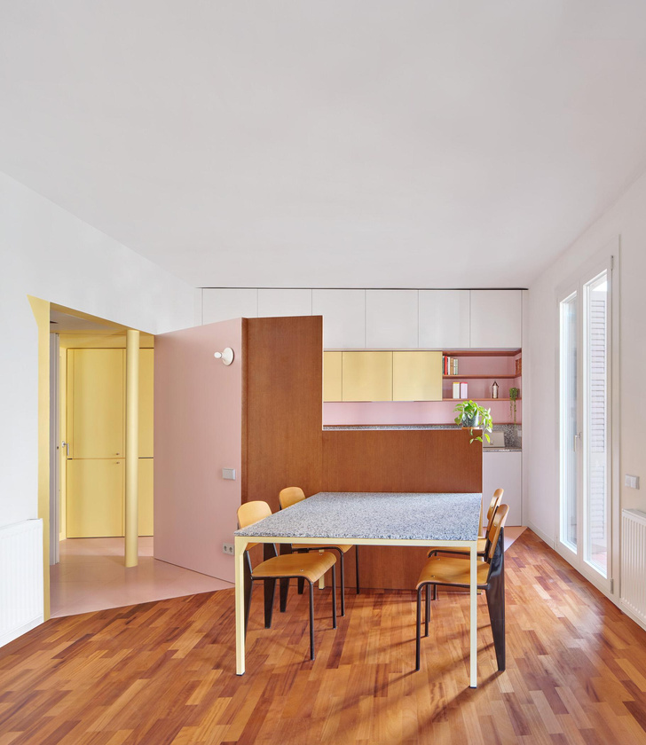 Квартира в цветах зефира, пастилы и сливочного крема в Барселоне