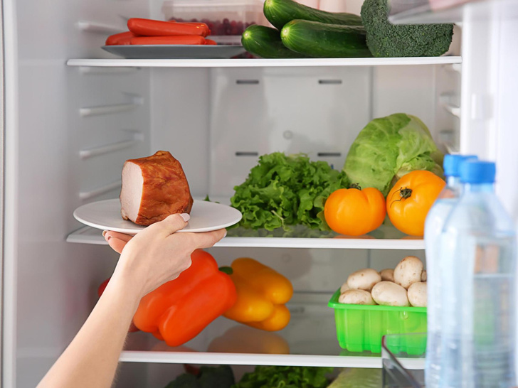 Сразу на помойку: какие продукты нельзя хранить в дверце холодильника