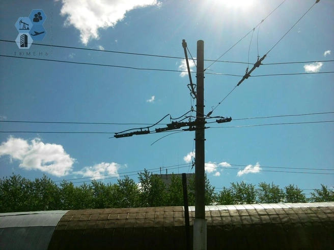 На фото троллейбусная стрелка. В месте, где обрезаны провода, из депо уходила линия в город | Источник: «Тюмень Инфраструктурная» / Vk.com 