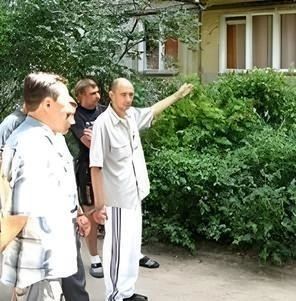 Следственный эксперимент в доме одной из последних жертв | Источник: архивное фото СК