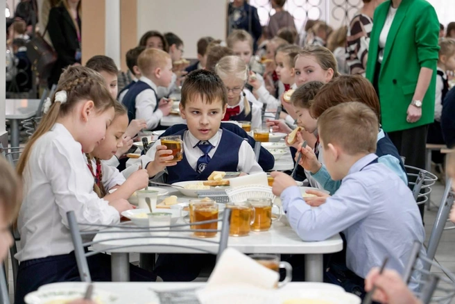 Ученик 4 «а» Александр Шмелев считает, что если хорошо поел, то на весь день хватит сил на учебу | Источник: пресс-служба мэрии Нижнего Новгорода