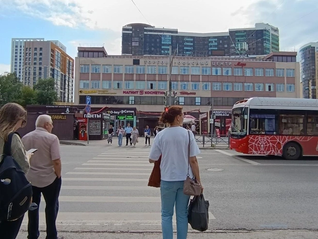 Перед мини-рынком на Островского идет четырехполосная дорога | Источник: Юлия Рожкова / 59.RU