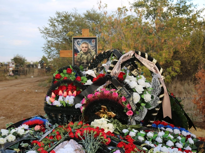 Похоронили Дмитрия Лунева на Новом Ворошиловском кладбище | Источник: Константин Завриков / V1.RU