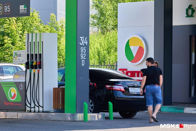 Страх остаться с сухим бензобаком заставляет людей паниковать и тратить часы в ожиданиях, усугубляя и без того непростую ситуацию | Источник: Дмитрий Толстошеев / MSK1.RU