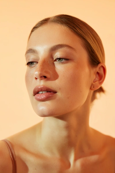 макияж губ, контур губ, контур губ карандашом, макияж губ карандашом, сделать контур губ, четкий контур губ | Источник: theDay/higgsfield 