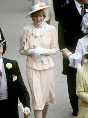 Молодая леди Диана Спенсер на скачках в Аскоте незадолго до свадьбы с принцем Чарльзом, 18 июня 1981
