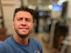 «Я очень счастлив»: Павел Прилучный поделился отпускным фото с молоденькой актрисой