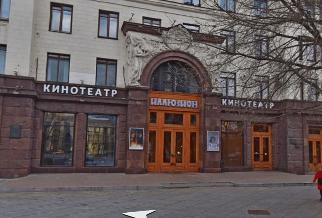 Кинотеатр «Иллюзион» до и после пожара и ремонта | Источник: Яндекс.Карты