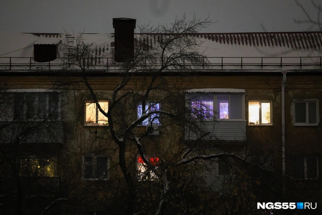 В темном-темном городе среди снегов стоят домики, хранят тепло и ждут гостей | Источник: Евгений Софийчук / NGS55.RU