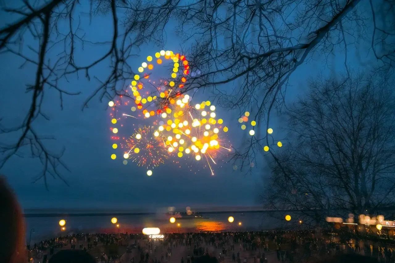 В Архангельске запустили салют на 9 мая: показываем на видео, как эффектно это выглядело