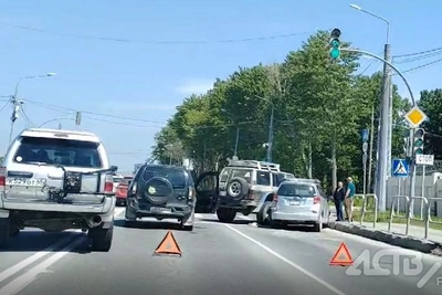 Две полосы на Ленина в Южно-Сахалинске перекрыли из-за аварии