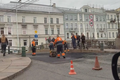 В центре Петербурга перекрыли Большой Конюшенный мост