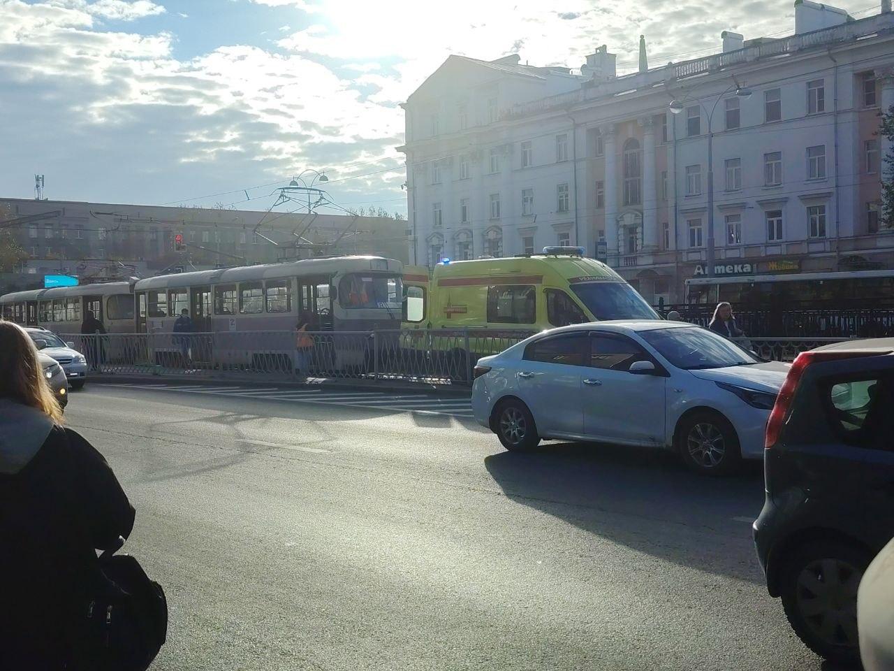 «Из-под вагона торчит нога». В центре Екатеринбурга из-за происшествия встали трамваи