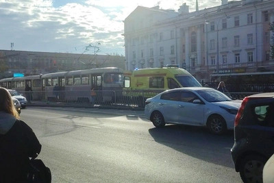 В центре Екатеринбурга встали трамваи из-за падения девушки