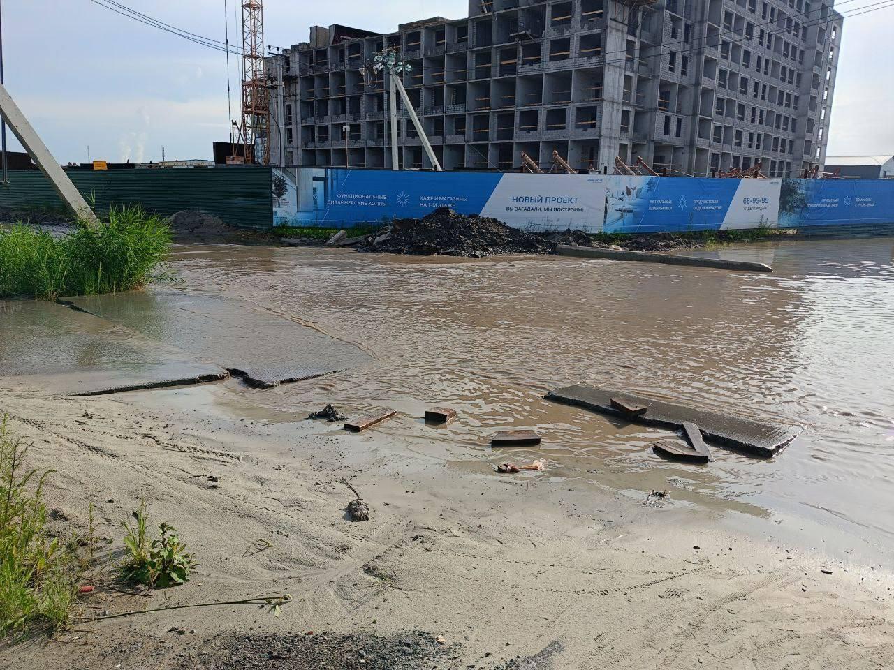 «Три дня не можем выехать из района»: затопило единственный проезд к новому тюменскому ЖК — видео