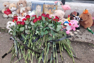 Саратовцы несут цветы к месту гибели Горшковой и Насенкова