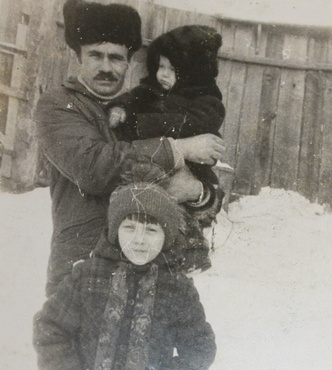 Отец Светланы с ней и младшим братом Алексеем