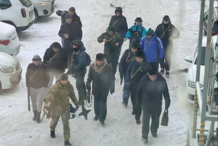 Группу мужчин в штатском с оружием заметили в центре Тюмени. Кто они?