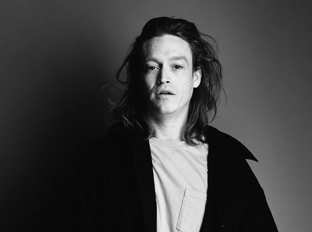 «Я пришел в Голливуд смешить людей — а стал кошмаром»: большое интервью с Калебом Лэндри Джонсом