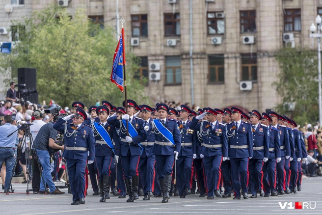 Казачий расчет уже давно участвует в параде на площади Павших борцов | Источник: Константин Завриков / V1.RU 