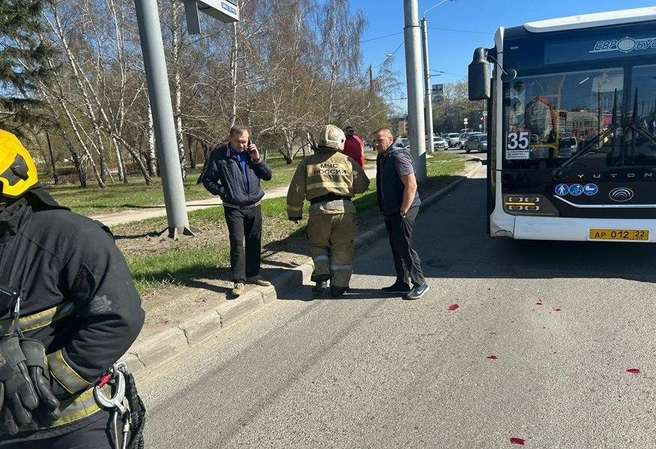 Пассажир в больнице: автобус столкнулся с «легковушкой» на кольце Малахова в Барнауле | Источник: МЧС России по Алтайскому краю