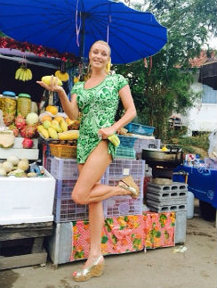 Балерина удивлена вкусом фруктов из тайских лавок