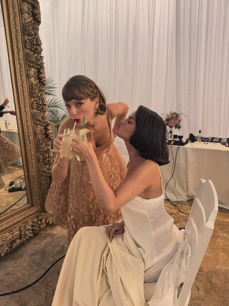 Тейлор Свифт на свадьбе Селены Гомес | Источник: Legion Media