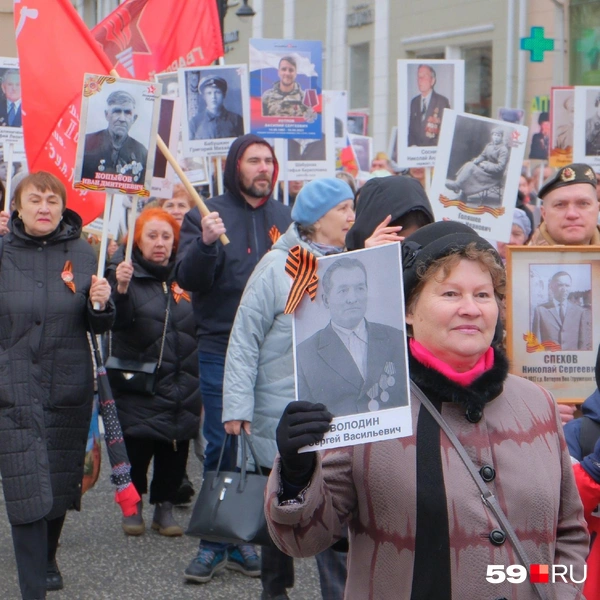 Некоторые участники шествия просто распечатали портреты на принтере | Источник: Тимофей Калмаков / 59.RU