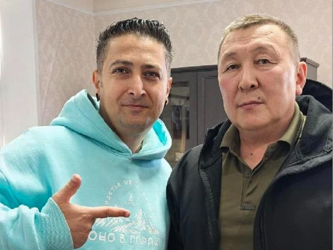 Блогер Джем Кыран и Герой России Александр Колесов в 2024 году в Якутске | Источник: Джем Кыран / cemkiran / T.me