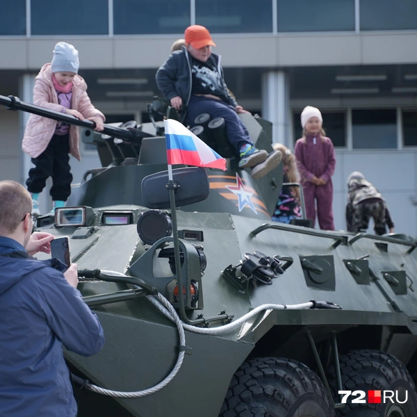 Дети с радостью залезали на БТР | Источник: Илья Чикотин / 72.RU