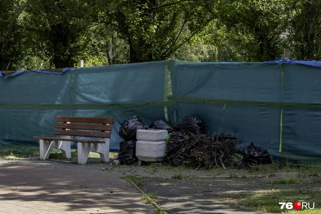Большая часть территории огорожена забором | Источник: Кирилл Поверинов / 76.RU