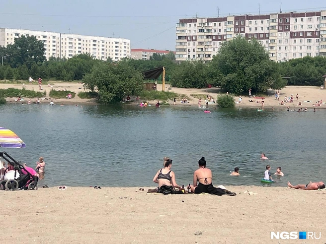 Котлован&nbsp;— официально самый опасный водоем Новосибирска. Но пляж возле него оказался самым многолюдным. И это в понедельник, в обеденное время | Источник: Анна Скок / NGS.ru