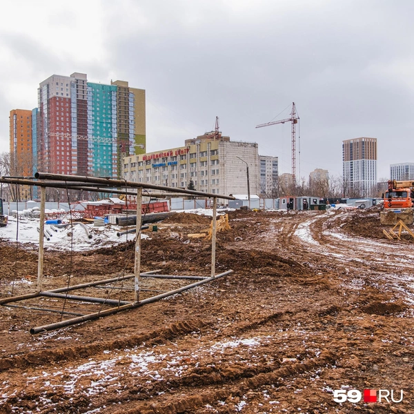 На улице Карпинского рабочих и спецтехники заметно меньше, чем на Крисанова | Источник: Тимофей Калмаков / 59.RU