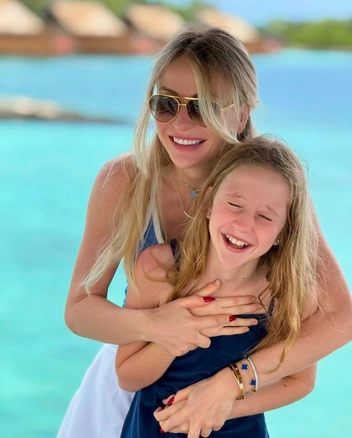Настя Радзинская с мамой Анной | Источник: likenastya / Instagram.com* (деятельность соцсети запрещена на территории РФ)