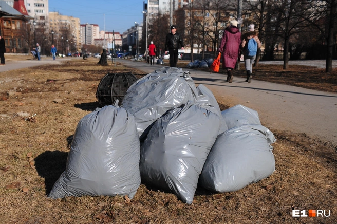 Не все организаторы ответственно отнеслись к уборке пакетов с мусором | Источник: Артём Устюжанин / E1.RU