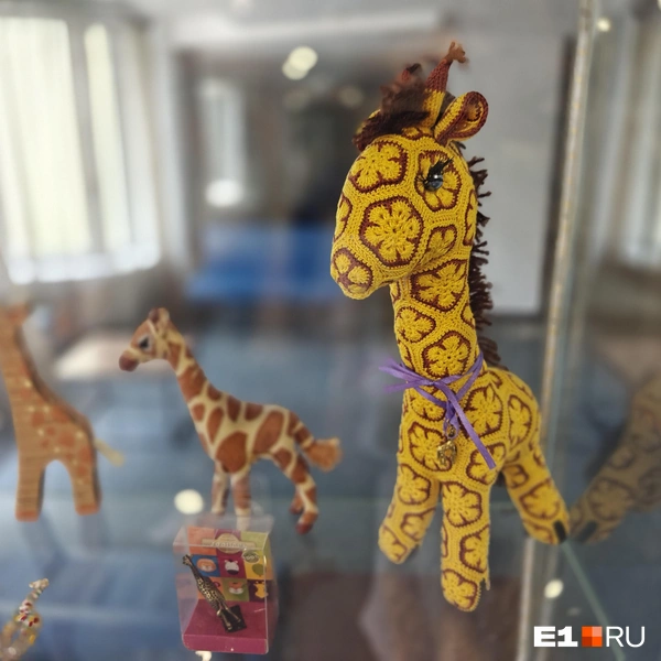 Ближе к краю кадра стоит еще один ценный экспонат&nbsp;— сувенир из Московского зоопарка (он до сих пор в коробочке) | Источник: Кирилл Кушнов / E1.RU