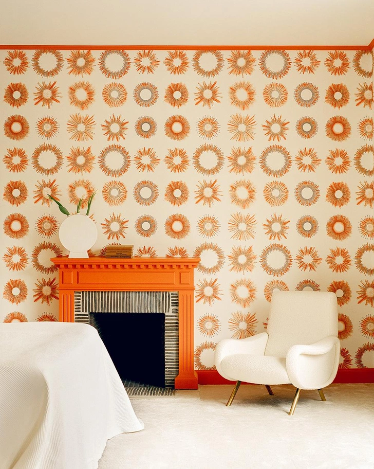 Камин и молдинги окрашены в цвет Ayers Rock, Ressources Paint. Кресло, дизайн Марко Дзанузо для Arflex, Италия, 1950 г