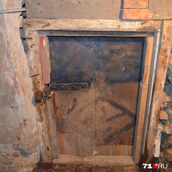 Вход в подвал соседнего подъезда постепенно уходит вниз — люди подкладывают кирпичи, чтобы всё не рухнуло | Источник: Максим Улитов / 71.RU