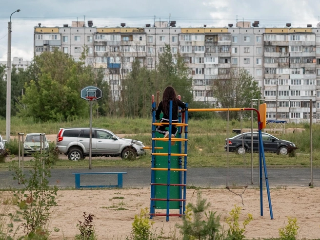 Вид на старые дома из двора новостройки | Источник: Александр Куренной / 76.RU